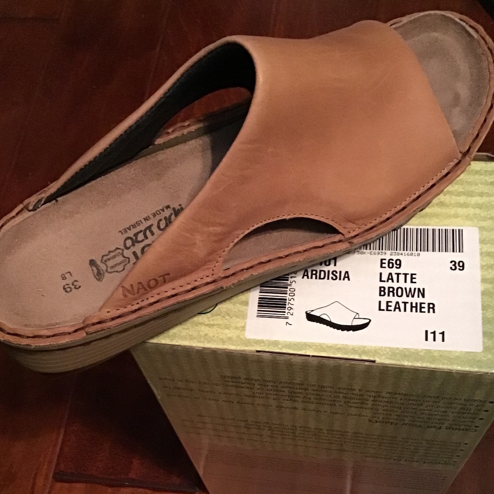 NAOT SIZE 39 GENUINE SOFT LEATHER SLIDE